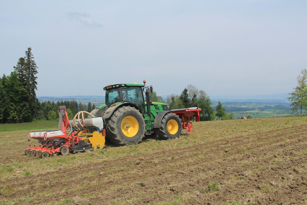 Strebel Streifenfräse mit Kuhn Maissaatmaschine