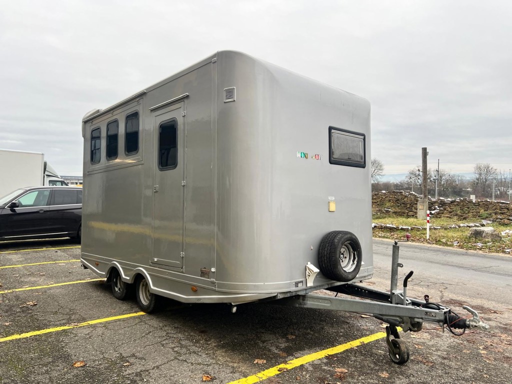 d752800f-8102-415d-ab7b-2a7861abce26-Pferdetransportanhänger Stelnsberger mit Wohnabteil (4).jpg