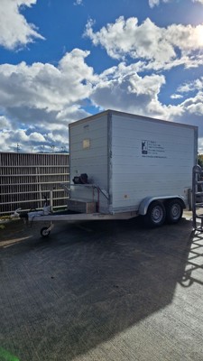 Schlachtanhänger mit Blutauffangwanne