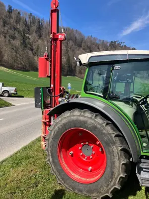 Pfahlramme an Traktor/Enfonce à pieux