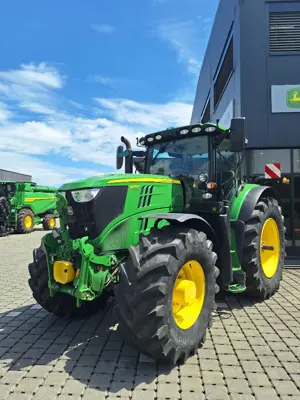 John Deere 6215R