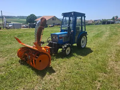 Tracteur Iseki avec équipement hivernal