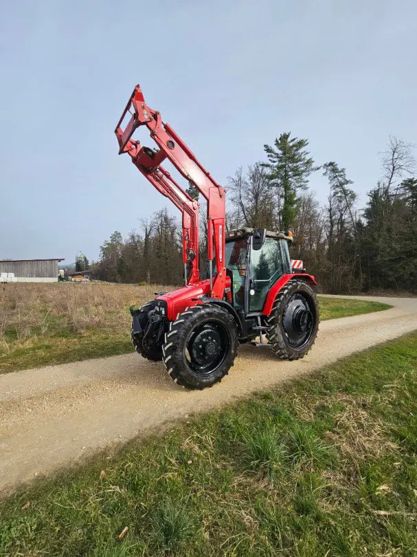 Pflegetraktor MF 4345 mit Frontlader