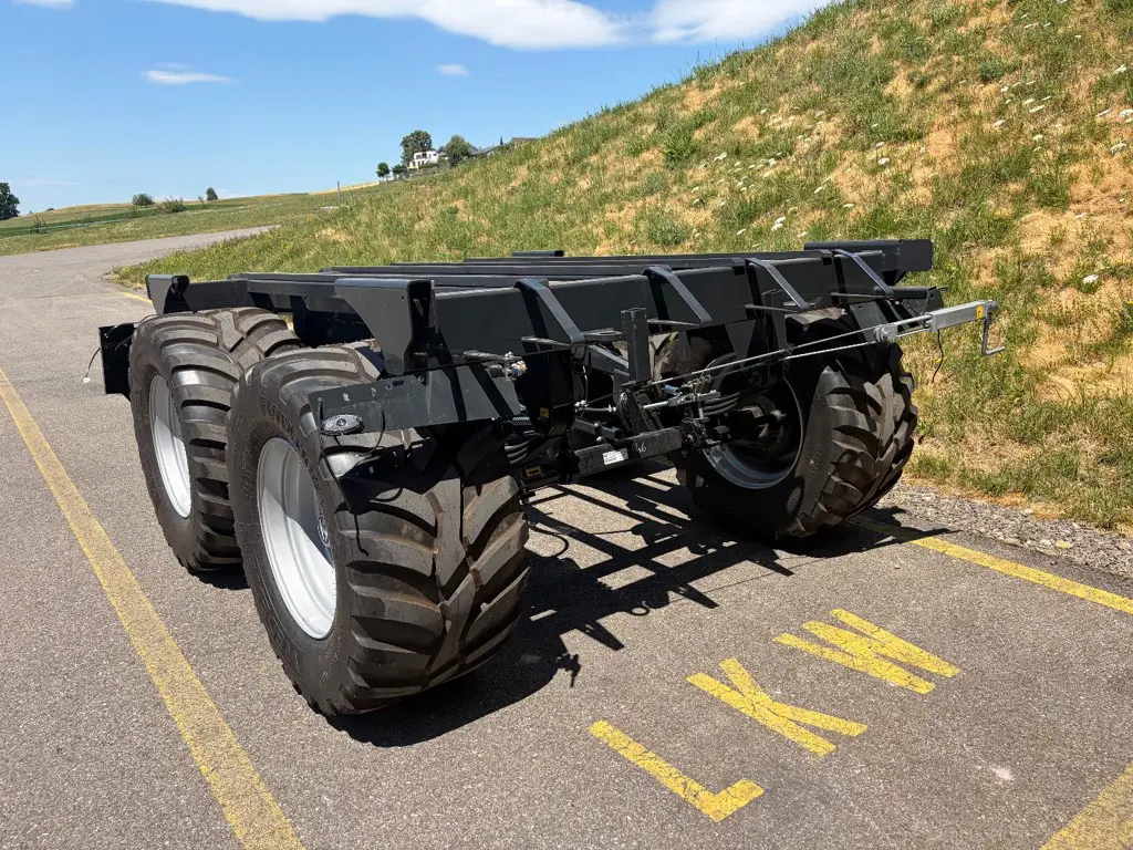 Tandemachse Pöttinger 13to bei 40km/h Bereifung 560/45R22.5