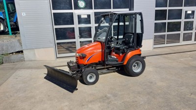 Kleintraktor Simplicity mit Schneepflug