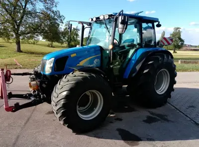 Traktor New Holland T5070 & Breitreifen