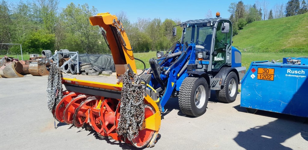 b3ff744a-896c-4b04-a57c-389e38c5598b-mit Fräse und Ketten.jpg