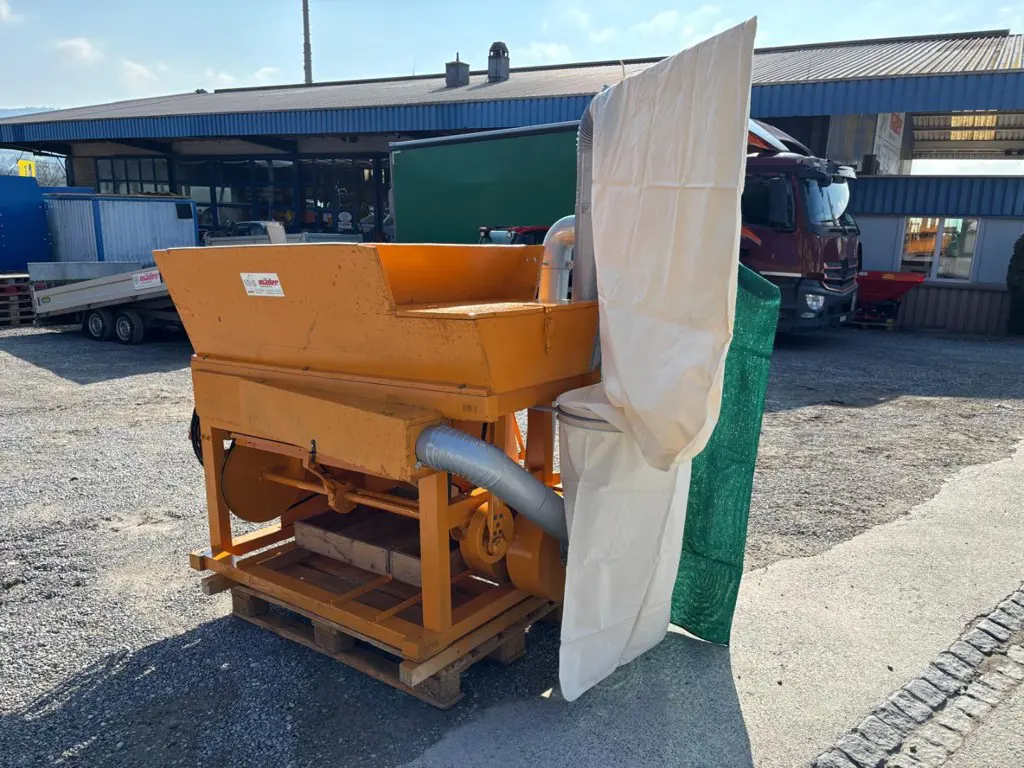 d9413756-edf2-4336-b76b-a0a53f3d2b14-36438 Lanker Heurüstmaschine Kunststoffzinken (3).jpg