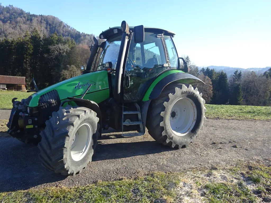 Traktor Deutz Agrotron 105 MK3 mit Fronthydraulik