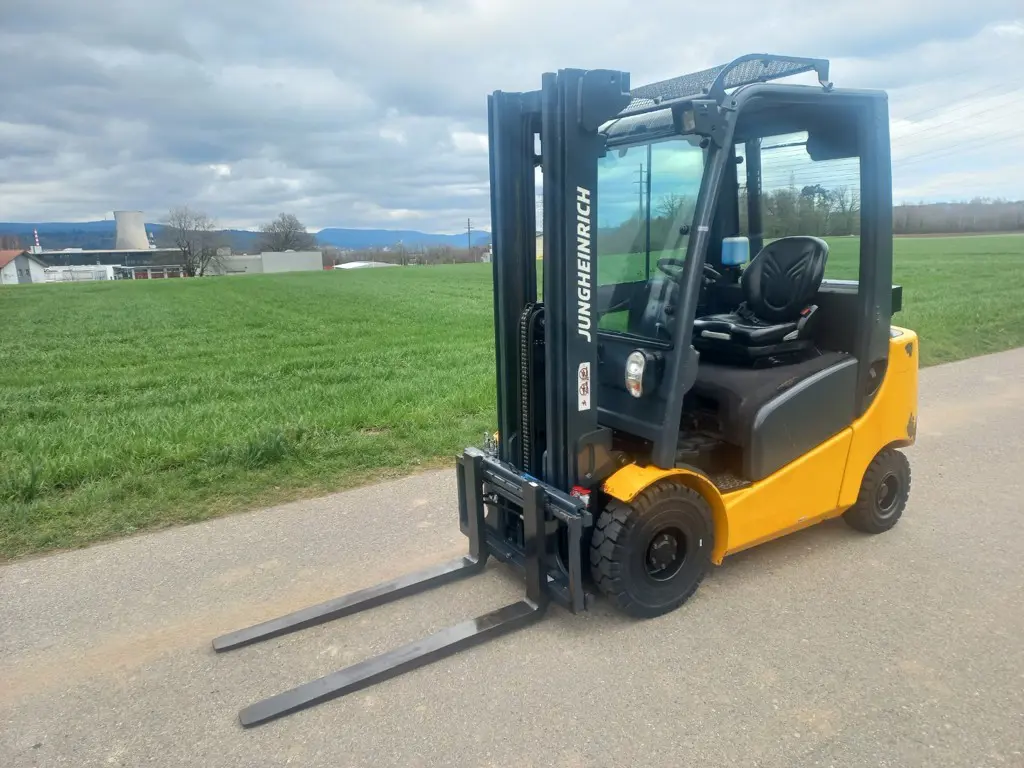 Stapler Dieselstapler Jungheinrich DFG320S DPF , Triplex mit Vollfreihub , Strassenzulassung / Ausweis Gabelstapler Hubstapler Hoflader Teleskoplader