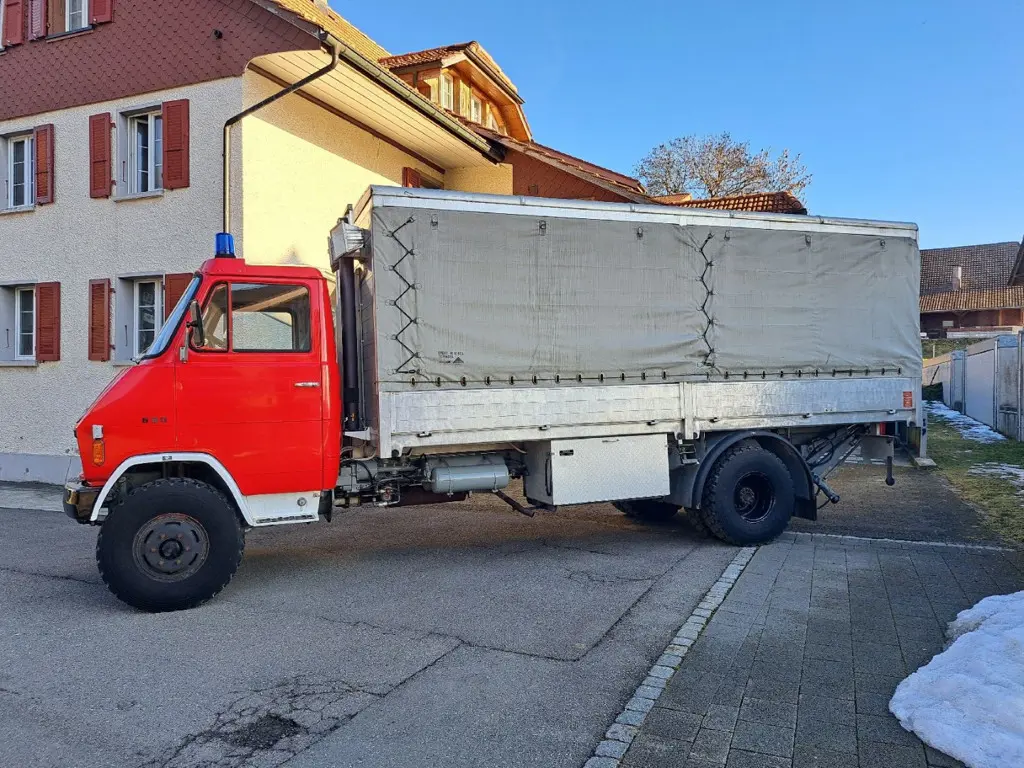 73052fbd-71ab-4bfe-956d-915cf688d538-steyr-690-von-armee-feuerwehr-mit-blachenverdeckhebebuhne1.jpg