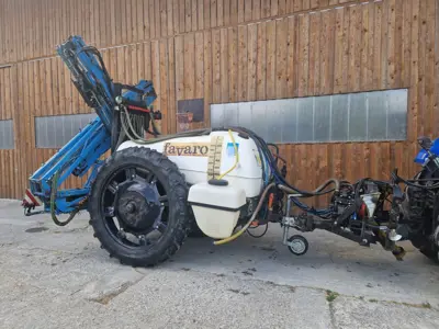 Favaro Feldspritze gezogen