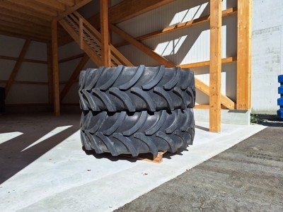 1 Paar Vredestein Traxion + 520/70R38