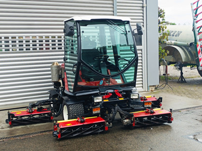 TORO T4240 AWD Spindelmäher mit Vollkabine