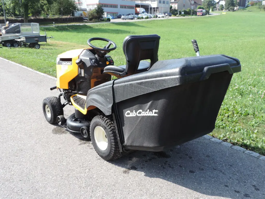 7895673a-568a-4f94-be2d-a78dd0c1e36c-23308 Cub Cadet Rasentraktor XT2 PR95 (3).jpg