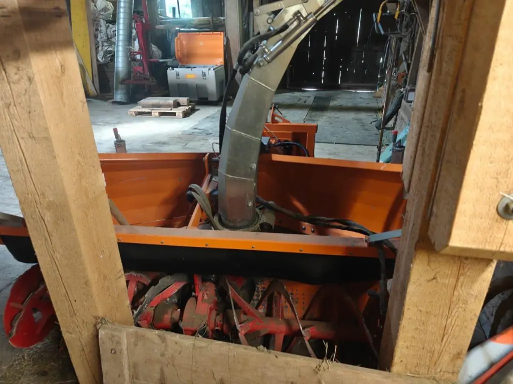 b7ae5647-66a9-44df-addb-f3b3b0f4effe-Schneefräse 1.jpg