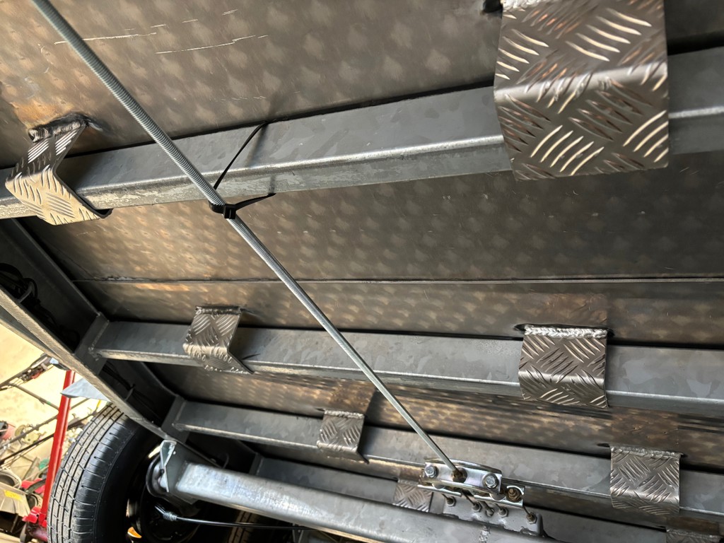 b1302df3-5a8b-42f4-b9eb-9dce87363a5c-Z18 (1) Fixation sur traverse galvanisée profil tube 70 x 35, espace entre les tubes du châssis 37 cm, Brides en  aluminium soudées épaisseur 8-10.png