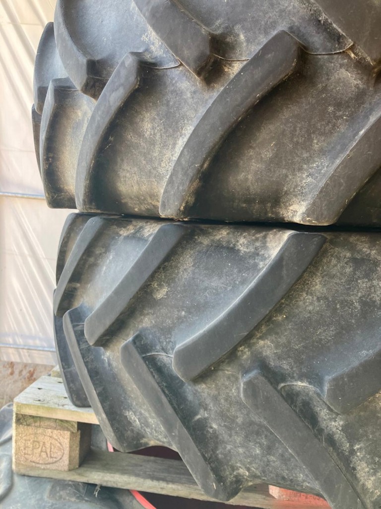 2d4b3e02-38aa-4466-8ae6-f273911b7c5c-Pneu AV r.png