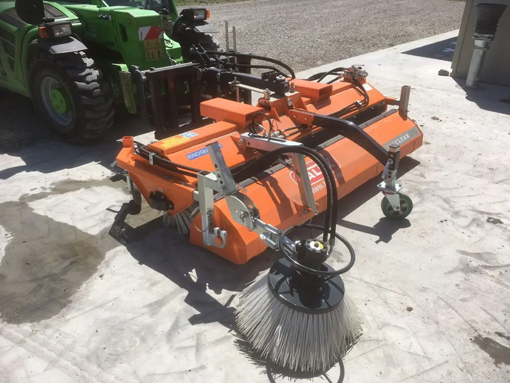 d82ca215-290c-42ff-8ca1-851ca48e7b3f-Kehrmaschine Talex 31.jpg