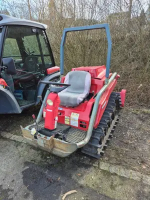Yanmar Raupenfahrzeug mit Bodenfräse