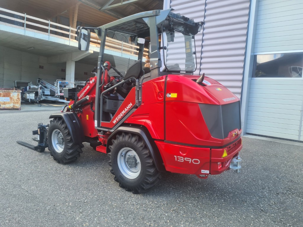 324e1d8e-0f0f-48f5-a2d2-e4f52b15e84e-Weidemann 1390 2.jpg