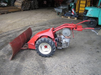 Aebi AM 40 mit Schneepflug