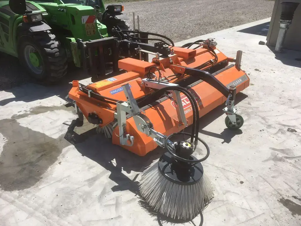 d82ca215-290c-42ff-8ca1-851ca48e7b3f-Kehrmaschine Talex 31.jpg