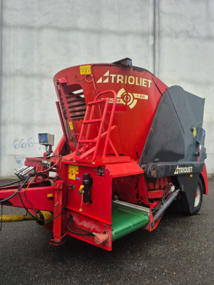 Revidierter Futtermischer mit Hydraulischer Ladehilfe für Siloballen.