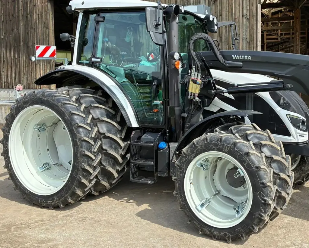 Traktor Valtra A104 mit Frontlader