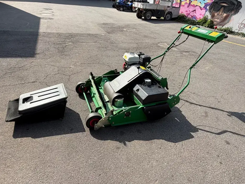 Dennis D148 Profisichelmäher zur Sportrasenpflege