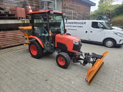 Kubota Kompakttraktor B2231 HDUA mit Schneeschild und Salzstreuer