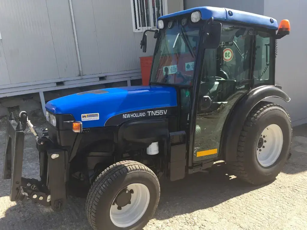 Kommunal-Schmalspur Traktor New Holland TN 55 4 WD