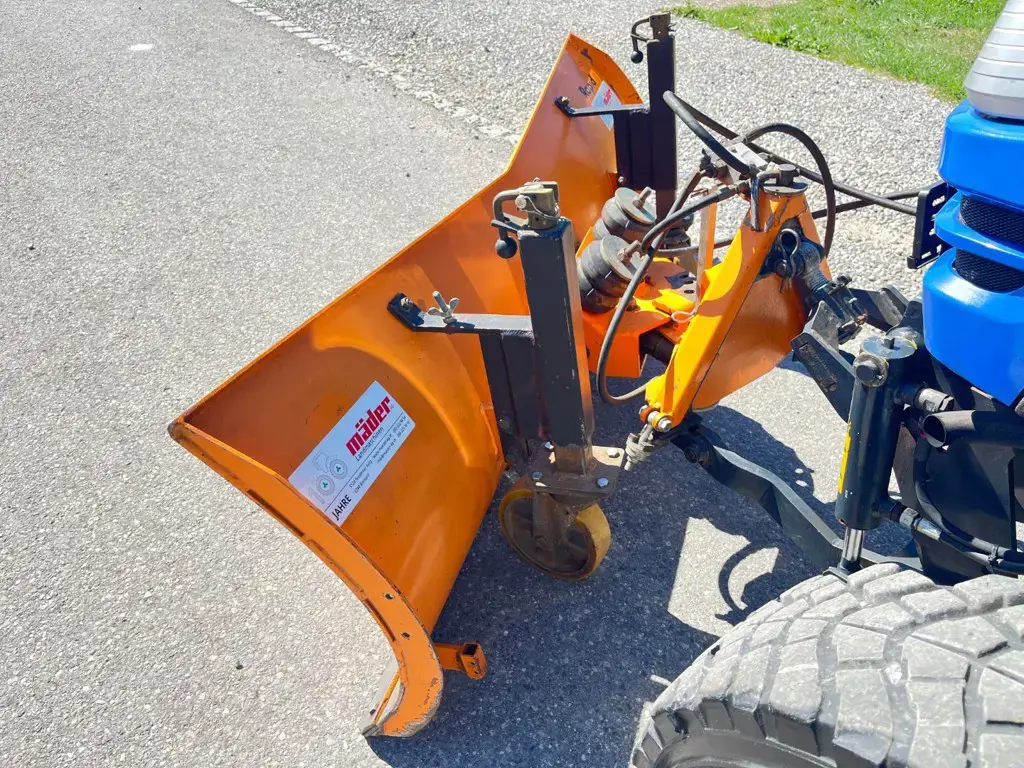 2bbfee7d-e6a4-4764-b3e2-33a637ea1bf6-36490 Iseki Traktor 5390 FQ mit Schneeplfug (8).jpg