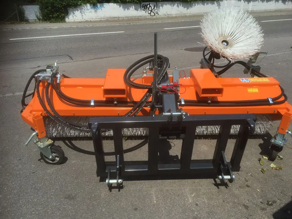 2ac5127b-30bc-4158-8527-0388096f3719-Kehrmaschine Talex Ausstell 2.jpg