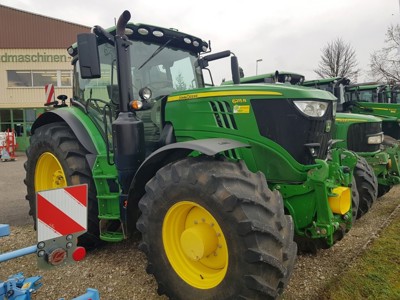 John Deere 6215R