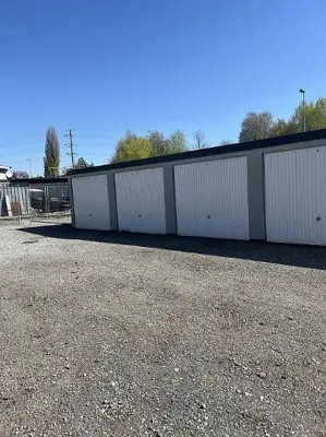 12er-Block Reihengaragen (Stahl) – Top Zustand