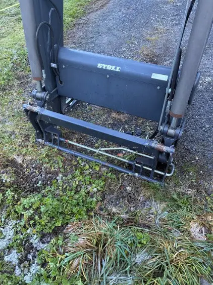 2153965d-3fcb-4aba-87b8-24247a0ded9f-frontlader-stoll-fz-601-mit-konsole-zu-fendt-724 3.jpg