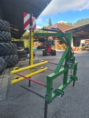 Rundballentransport - Gerät für an Fronthydraulik und Heckhydraulik