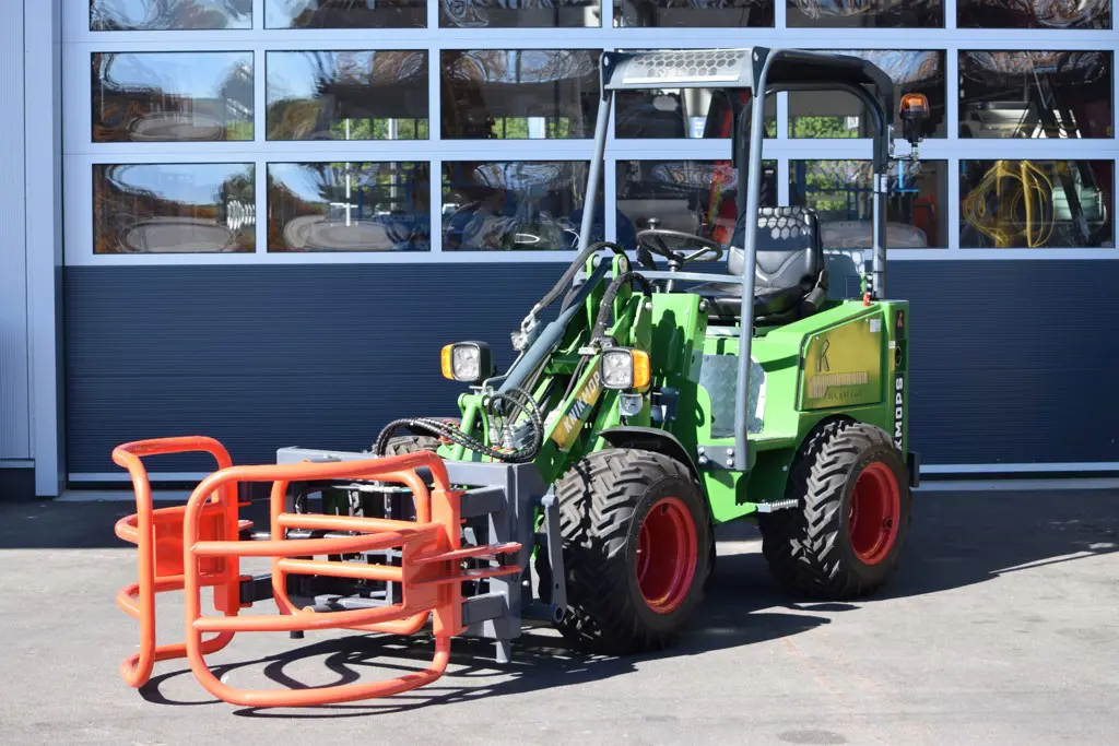 KNIKMOPS KM 140 E electric (Knicklader, Hoflader, Radlader)