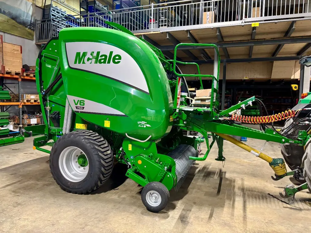 Rundballenpresse McHale V6750