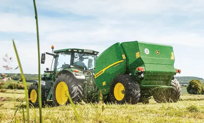 Rundballenpresse John Deere F 441 R mit 2 Meter Pick-up