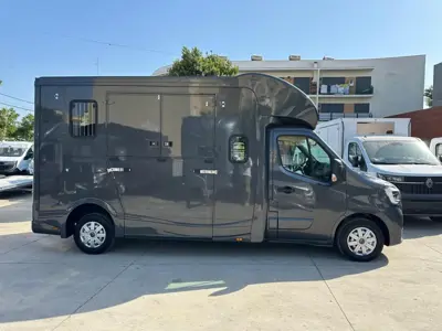 Camion à chevaux à l'état de neuf - Renault Master