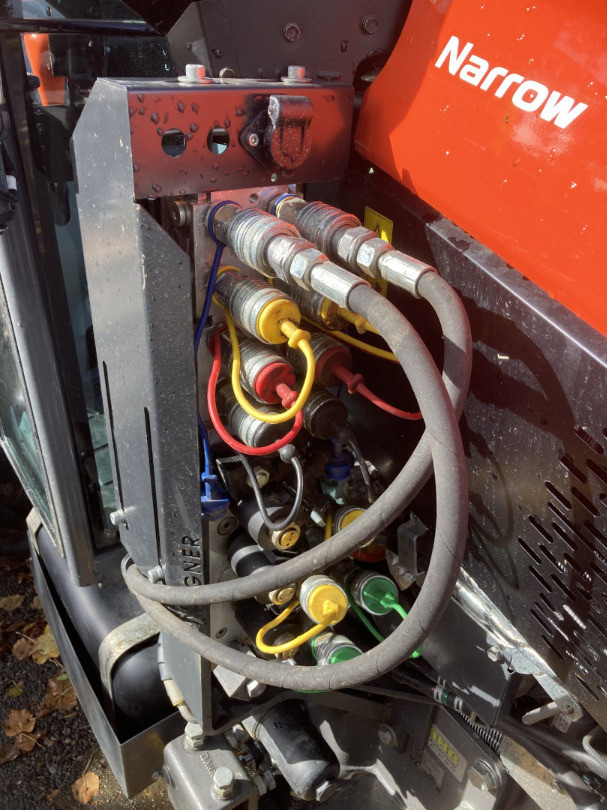 21f7d821-5c2e-44fe-96f2-c41bb301adf4-Kubota Steuerventilblock.jpg