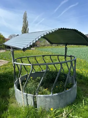 Rundfutterraufe überdacht