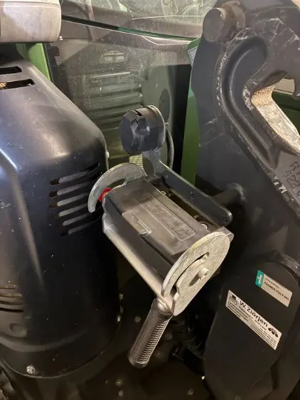 3214cc1f-aa8b-4a0f-9f4b-12a3fec32034-frontlader-stoll-fz-601-mit-konsole-zu-fendt-724 6.jpg