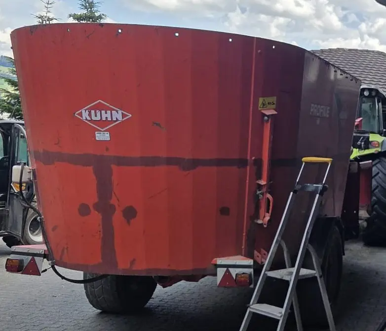 af0edb62-a134-49e1-9b0c-45c67b078271-Kuhn Futtermischwagen (2).jpg