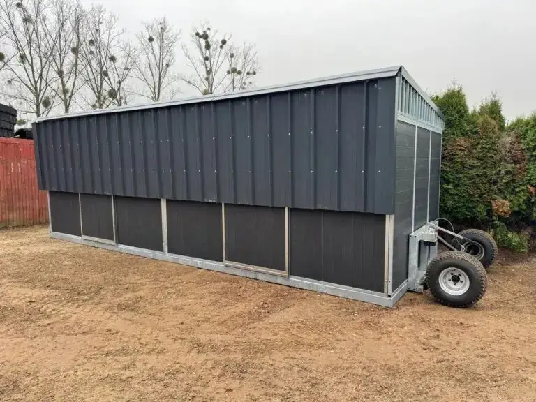 1e037da0-28ac-4f46-be9a-2772d14c1bc5-Mobiler Pferdestall  Aussenstall  Unterstand für Pferde - LMB Maschinen GmbH 3.jpg
