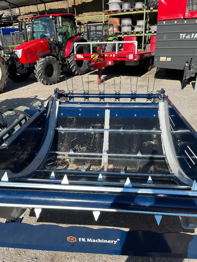 Rundballenabwickler Einstreugerät