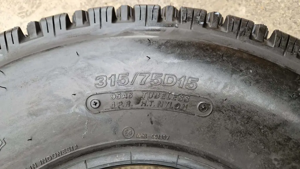 472ab40b-a623-4cb8-9292-00d3a0655098-35960 Brigestone Pneu ohne Felge 315 - 75 D15 (3).jpg