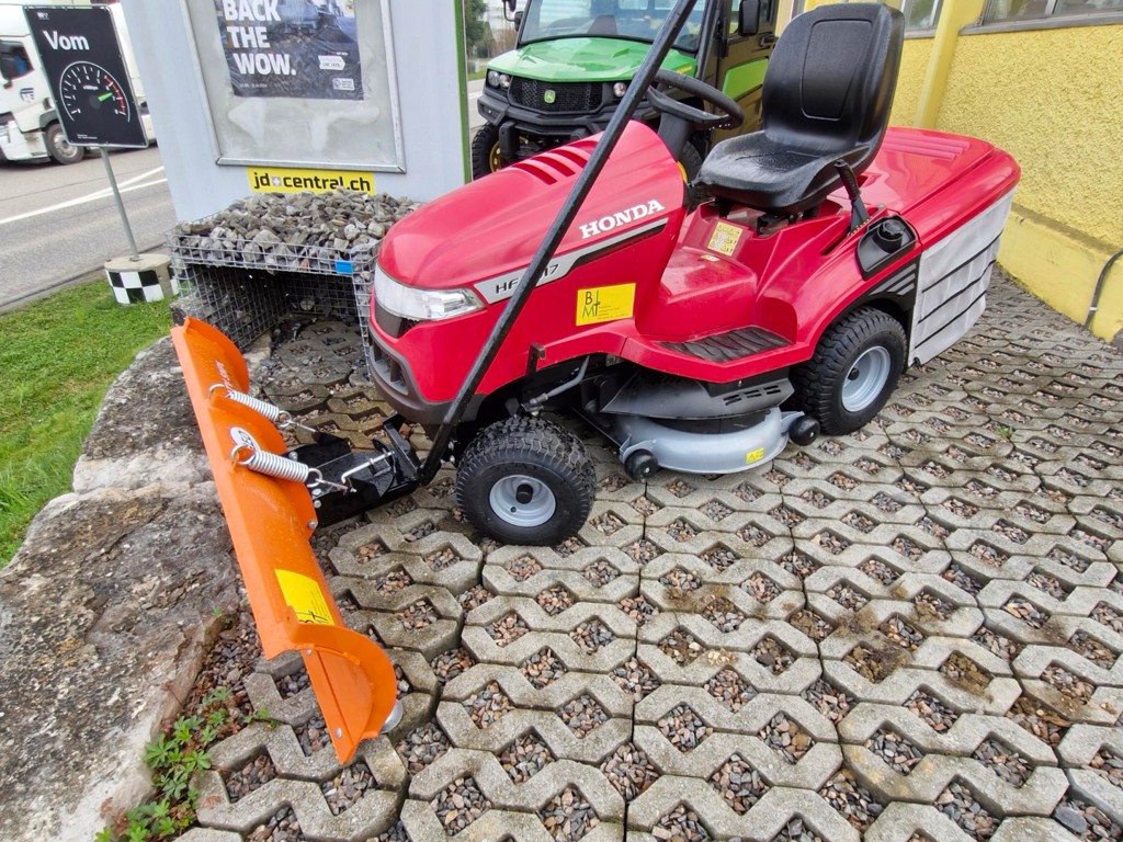cae2e5ee-4e43-4697-bb07-8dace64dcd29-Honda 2417 mit Schneepflug 2.png